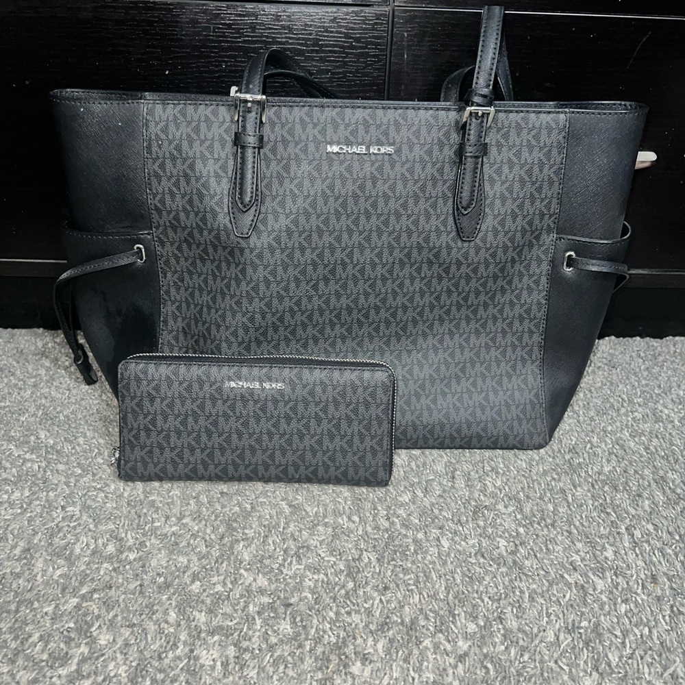 Michael Kors Black Wallet Sleek Leather Design and matching large wallet